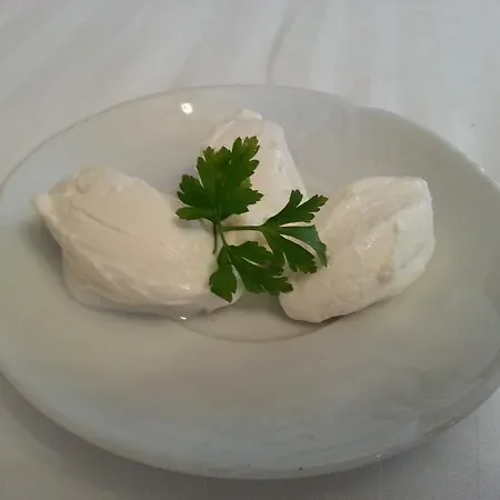 게스트하우스 Akropolis, Eco Breakfasts From Farm