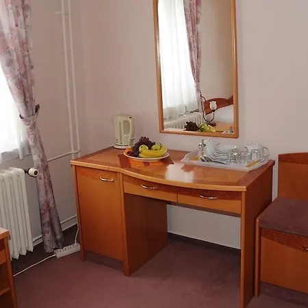 Akropolis, Eco Breakfasts From Farm 3* 마리안스케 라즈네